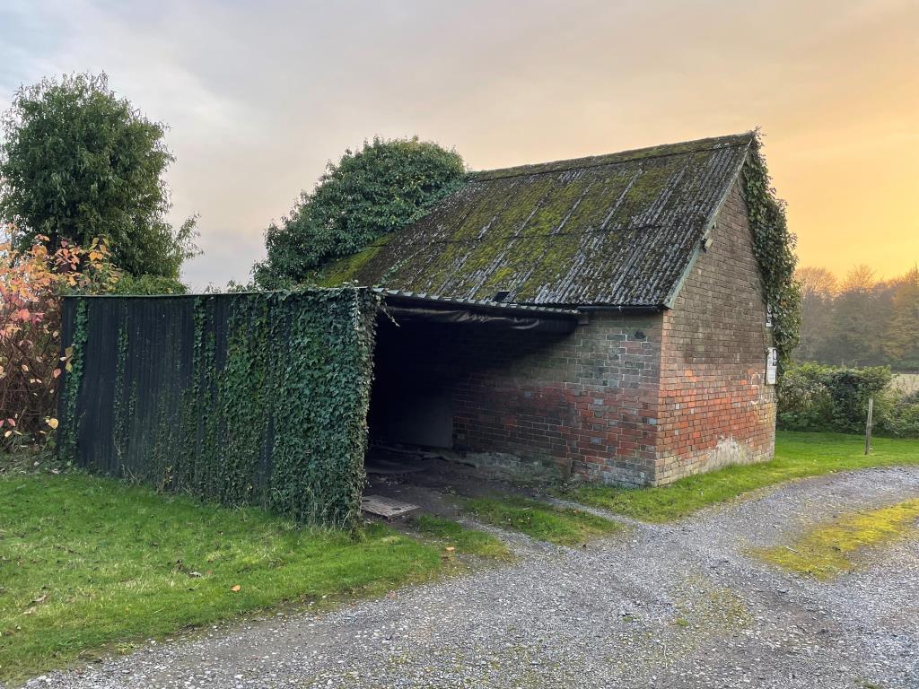 Lot: 24 - PART-POSSESSION INVESTMENT WITH POTENTIAL PRODUCING £20,820 PER ANNUM - Car port and brick store